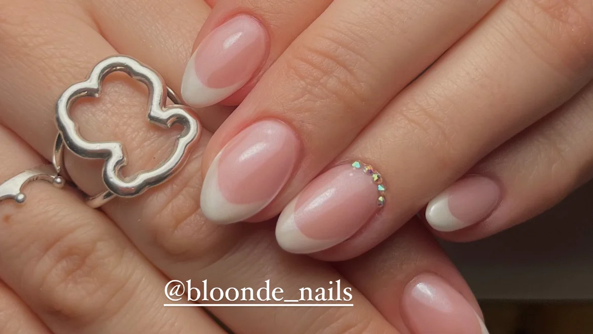 Bloonde nails