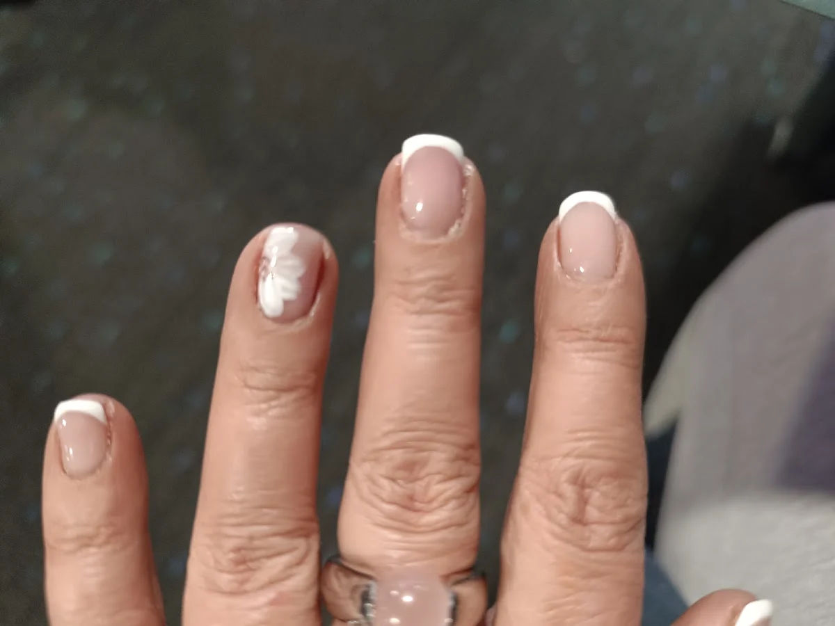 Hello Nails