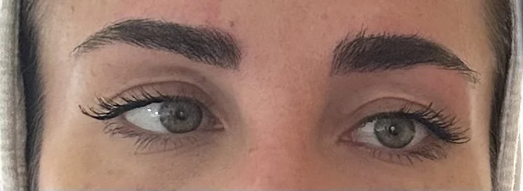 Lashes & More Granada | Extensiones de pestañas y micropigmentación