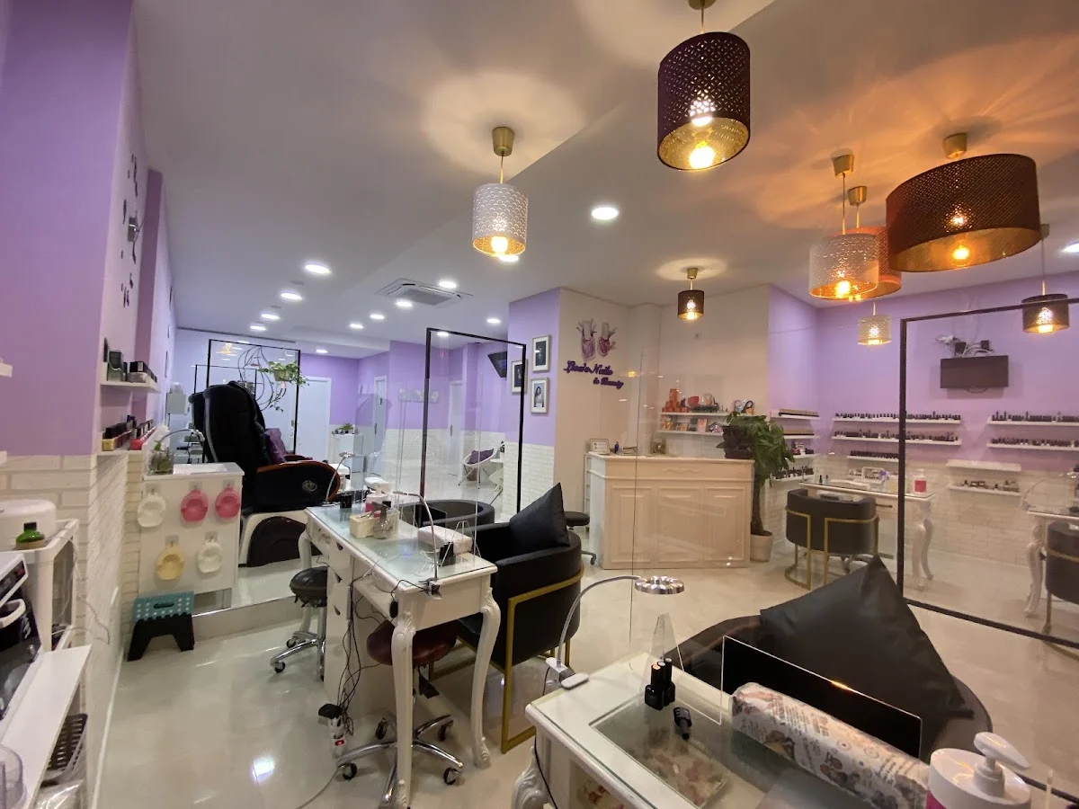 Lisa's Nails & Beauty - 4