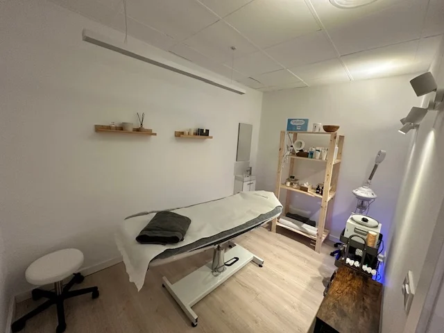 LuxyNails & Beauty Bar Europa - 4