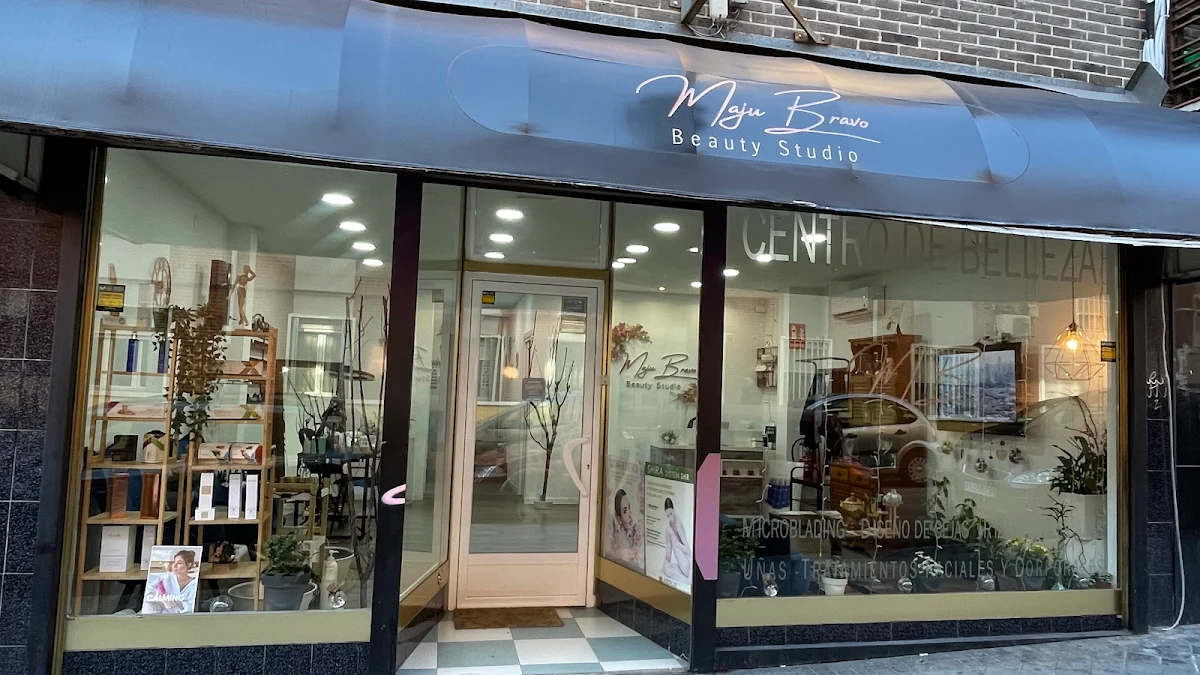Maju Bravo Beauty Studio - Micropigmentación y Sombreado de cejas