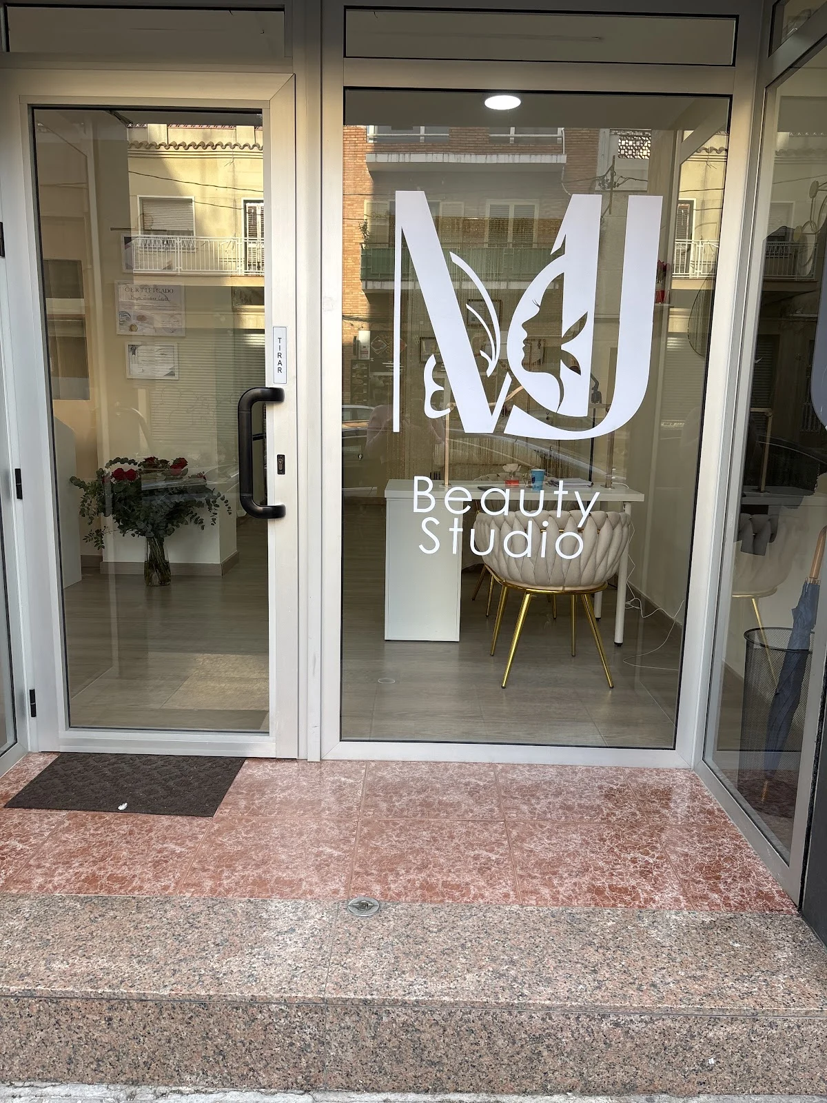 MJ Beauty Studio ( cejas y pestañas en el Prat)
