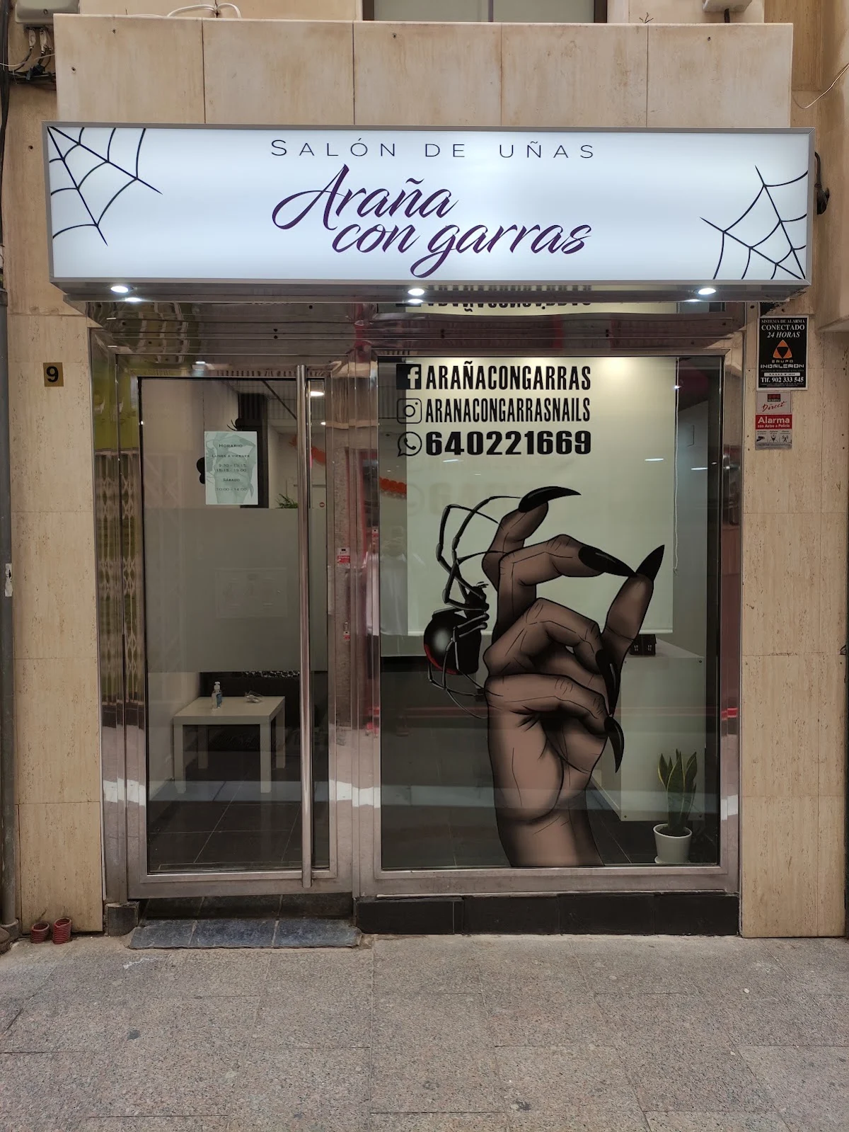 Salon de uñas Araña con Garras - 2