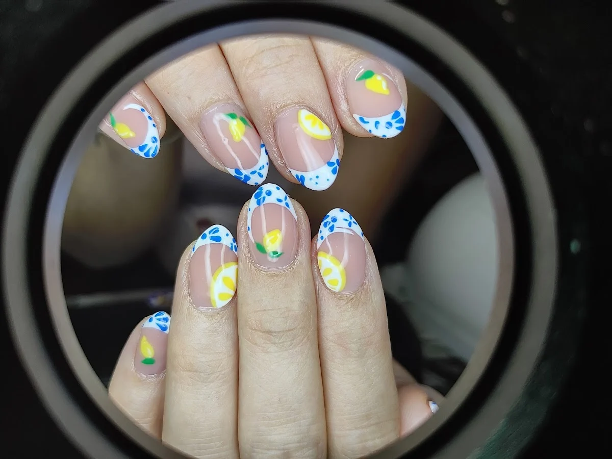 Uñas y Pincel 💅 Arte a Mano Alzada
